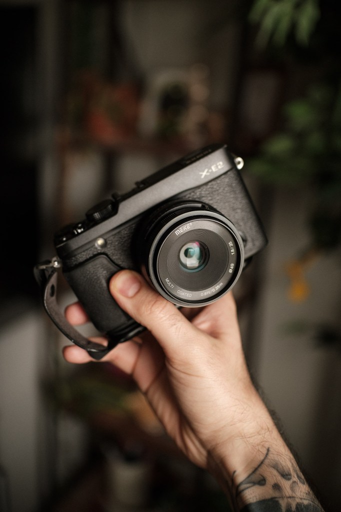 Front photo of the Fuji X-E2 and Meike 25mm f1.8 lens.