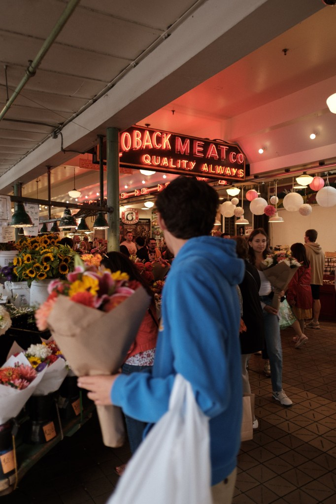 Man with flowers at Pike Place Market photographed on Fuji X-T30 and Fuji XF 18mm f2