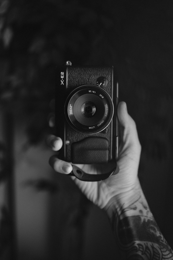 Photo of the Fuji X-E2 with the Meike 25mm f1.8 lens.